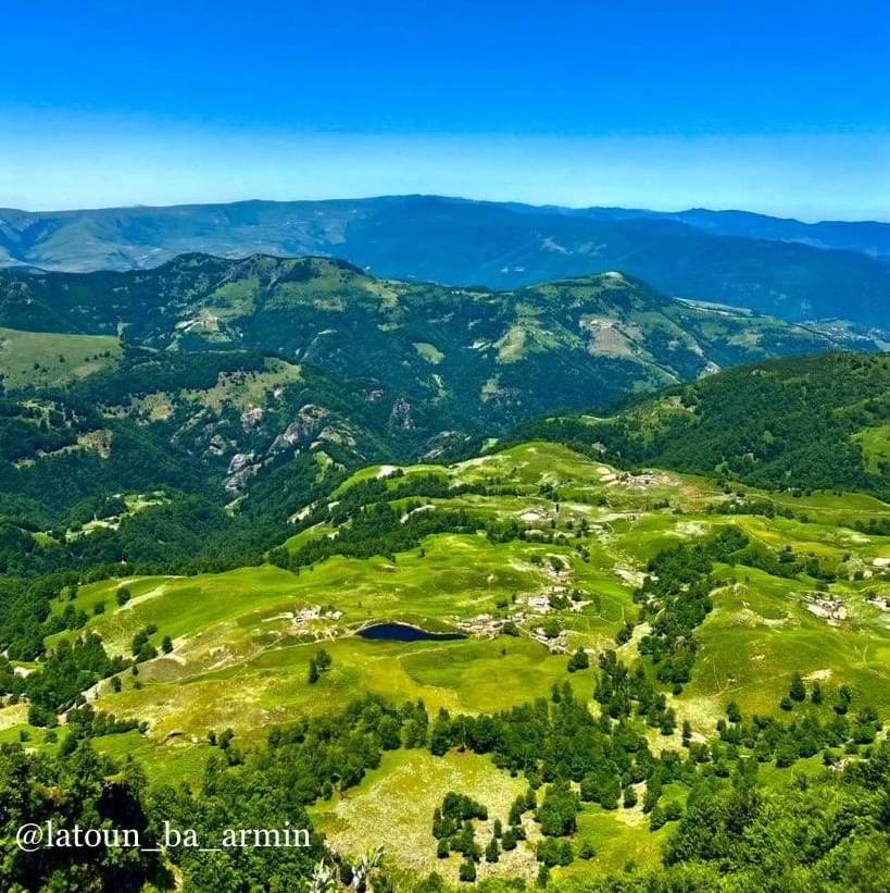 دشت سرسبز و کوه های سبز جنگلی