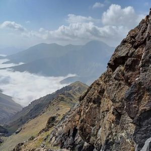نمایی از قله دیوچال در میان ابر